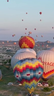 Hindi. İnsansız hava aracı inanılmaz kaya oluşumlarının üzerinde uçuyor. Muhteşem bir manzara.