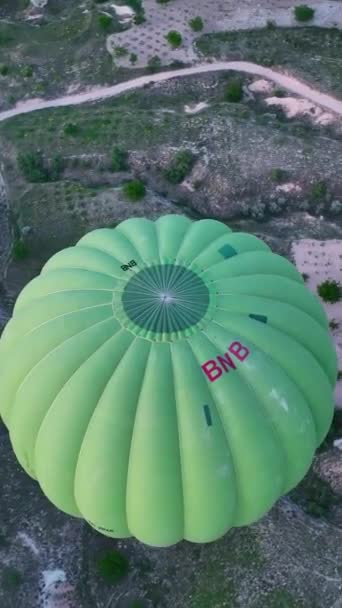 Balony Ogrzane Powietrze Przelatują Nad Górskim Krajobrazem Kapadocji Opowieści — Wideo stockowe