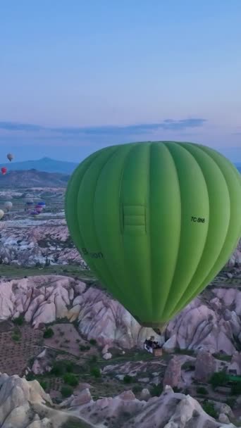 熱気球はカッパドキアの山岳地帯を飛行します — ストック動画