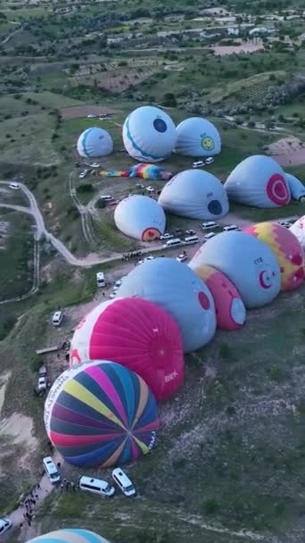 Horkovzdušné Balóny Přeletět Nad Hornatou Krajinou Cappadocia Příběhy — Stock video