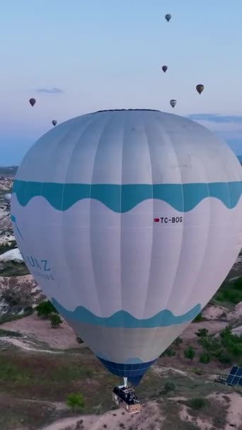 Balony Ogrzane Powietrze Przelatują Nad Górskim Krajobrazem Kapadocji Opowieści — Wideo stockowe