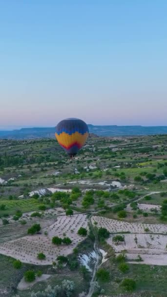 Hőlégballonok Repülnek Hegyvidéki Táj Cappadocia Történetek — Stock videók