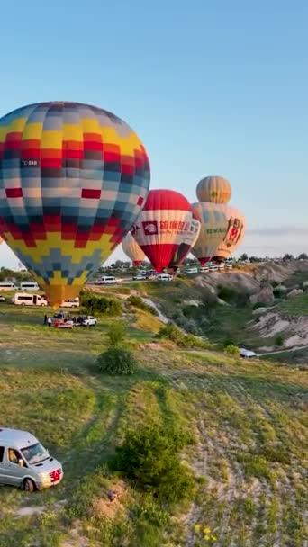 Varmluftsballonger Flyger Över Det Bergiga Landskapet Kappadokien Berättelser — Stockvideo