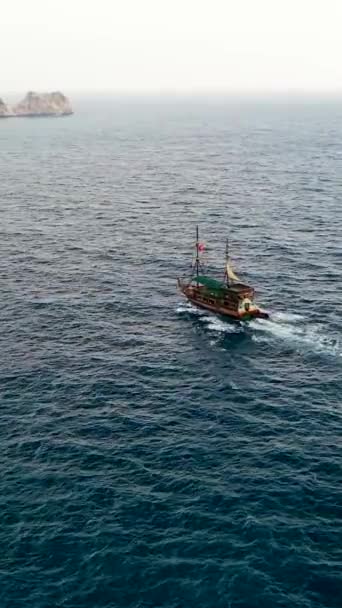 Pirates Jacht Aanroept Bij Haven Luchtfoto Turkije — Stockvideo
