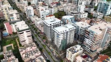 İnşaatın son aşamasındaki bir konut binasında inşaat alanı, peyzaj tasarımı hazırlığı