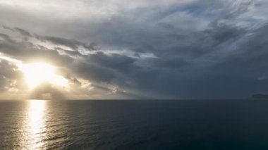 Güneş ufuk çizgisinde batıyor. 4 K Türkiye Alanya