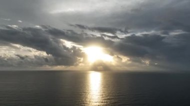 Güneş ufuk çizgisinde batıyor. 4 K Türkiye Alanya