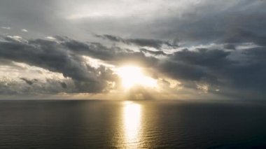 Güneş ufuk çizgisinde batıyor. 4 K Türkiye Alanya