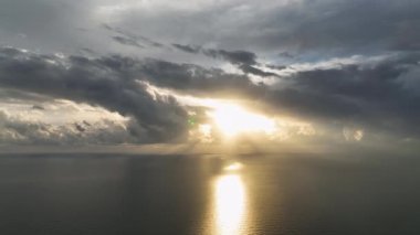 Güneş ufuk çizgisinde batıyor. 4 K Türkiye Alanya