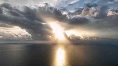 Güneş ufuk çizgisinde batıyor. 4 K Türkiye Alanya