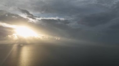 Yüksek kontrastta altın renkli günbatımı bulutu. Gerçek gökyüzü. Rüya ve hava tahmini kavramı