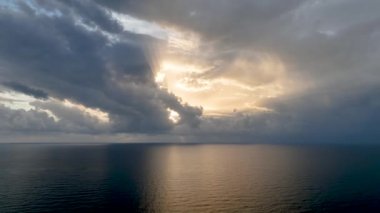 Güneş ufuk çizgisinde batıyor. 4 K Türkiye Alanya
