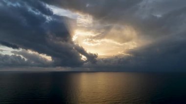 Güneş ufuk çizgisinde batıyor. 4 K Türkiye Alanya