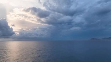 Güneş ufuk çizgisinde batıyor. 4 K Türkiye Alanya