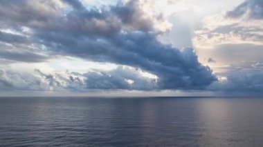 Güneş ufuk çizgisinde batıyor. 4 K Türkiye Alanya