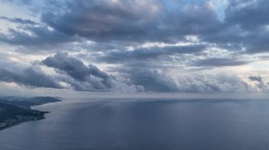 Güneş ufuk çizgisinde batıyor. 4 K Türkiye Alanya