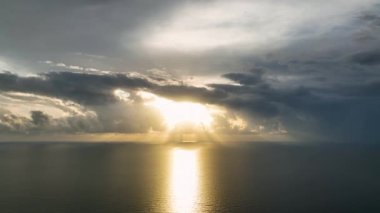 Güneş Ufkun üzerinde Sahada Batıyor.