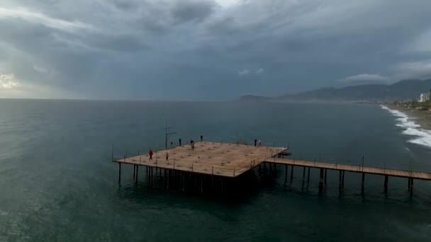 水平線と木製の桟橋の上の日没 夕暮れ時の劇的な空 — ストック動画