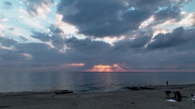 Güneş ufuk çizgisinde batıyor. 4 K Türkiye Alanya