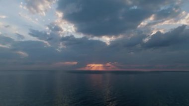 Renkli turuncu ve kırmızı bulutlu gökyüzü ile güzel bir gün batımı. Tropik gün batımı