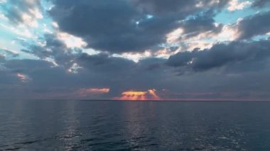 Güneş ufuk çizgisinde batıyor. 4 K Türkiye Alanya