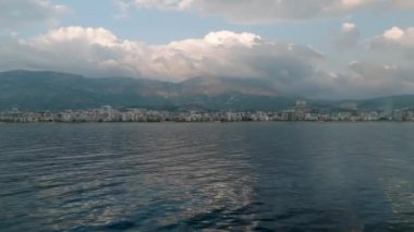 Deniz kıyısındaki panorama