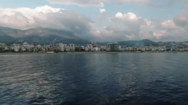 Deniz kıyısındaki panorama