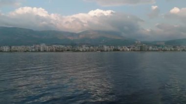 Deniz kıyısındaki panorama
