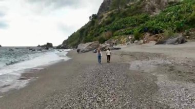 Dalgaların ve ufuktaki mavi gökyüzünün arka planında gezinmek.