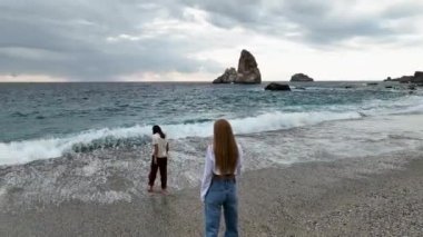 Yaşam tarzı arkadaşlar tatil tatili konseptini takip ederler..