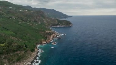 Dağların yamaçlarında hasat.