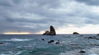 Bulutlu gökyüzü ve güzel kontrastlı günbatımı 4K