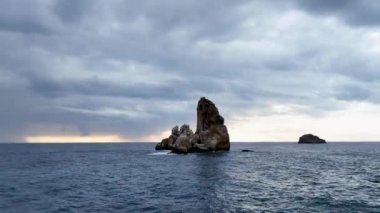 Bulutlu gökyüzü ve güzel kontrastlı günbatımı 4K