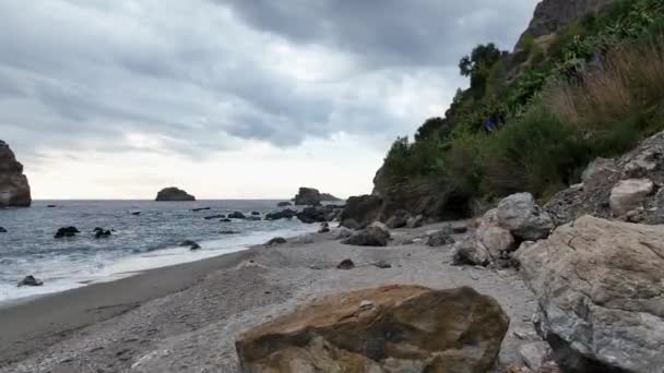 Bulutlu Gökyüzü Güzel Kontrastlı Gün Batımı Deniz Kenarında Tatil — Stok video
