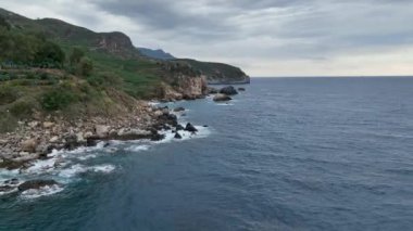 Dağların yamaçlarında hasat yapılıyor.