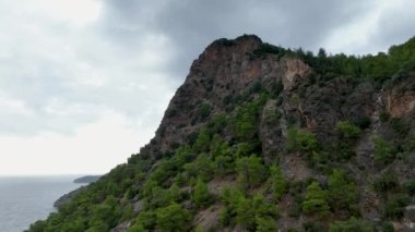 Antalya bölgesindeki Alanya Kalesi 'nin güzel deniz manzarası. 4K