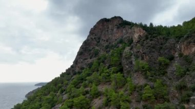 Antalya bölgesindeki Alanya Kalesi 'nin güzel deniz manzarası. 4K