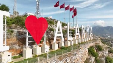 Hava manzaralı 4K, Blue Sky City konsepti. Şehrin büyük park kalbi.