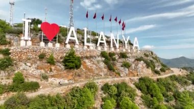 Hava manzaralı 4K, Blue Sky City konsepti. Şehrin büyük park kalbi.