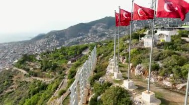 Hava manzaralı 4K, Blue Sky City konsepti. Şehrin büyük park kalbi.