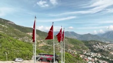 Hava manzaralı 4K, Blue Sky City konsepti. Şehrin büyük park kalbi.