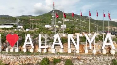 Hava manzaralı 4K, Blue Sky City konsepti. Şehrin büyük park kalbi.