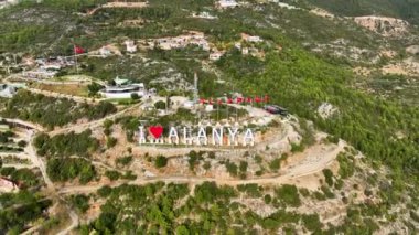 Hava manzaralı 4K, Blue Sky City konsepti. Şehrin büyük park kalbi.