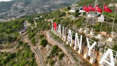 Hava manzaralı 4K, Blue Sky City konsepti. Şehrin büyük park kalbi.