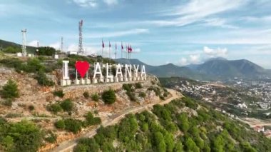 Hava manzaralı 4K, Blue Sky City konsepti. Şehrin büyük park kalbi.