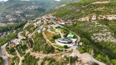 Hava manzaralı 4K, Blue Sky City konsepti. Şehrin büyük park kalbi.