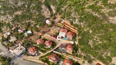 Ufuk çizgisindeki evler bulutlu hava