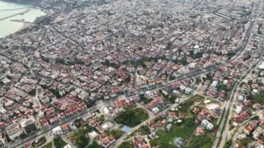 Ufuk çizgisindeki evler bulutlu hava