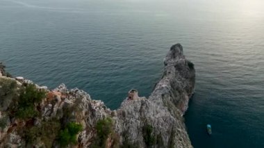 Bulutlu hava güzel bir yerde dinleniyor, mavi deniz.