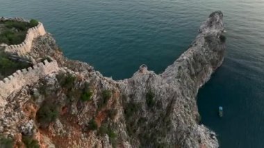 Bulutlu hava güzel bir yerde dinleniyor, mavi deniz.